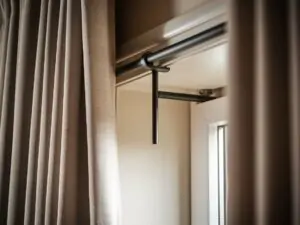 Idealna wysokość karnisza nad oknem