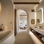 Jasna łazienka z drewnianymi panelami