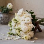 Kwiaty w białych doniczkach na stole