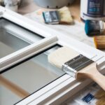 Malowanie okna z bliska