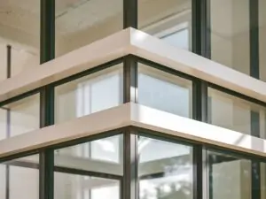 Dwukolorowe okno w minimalistycznym wnętrzu