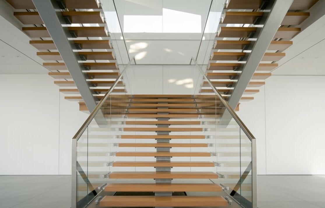 Instalacja schodów samonośnych w domu