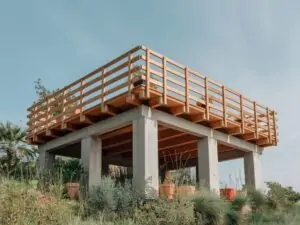 Konstrukcja tarasu na filarach betonowych z widocznymi szczegółami