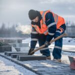 Narzędzia do układania kostki brukowej na śniegu