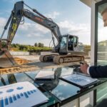 Nowoczesna koparka na placu budowy