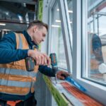 Proces instalacji okna z zastosowaniem taśm ochronnych