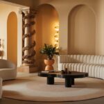 Salon z efektownie ozdobionym słupem