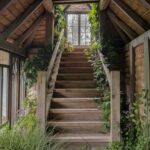 Schody w stylu rustykalnym prowadzące do tradycyjnego domku