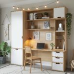 Zabudowa ściany z miejscem na biurko i dekoracje