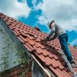 naprawa pękniętej dachówki