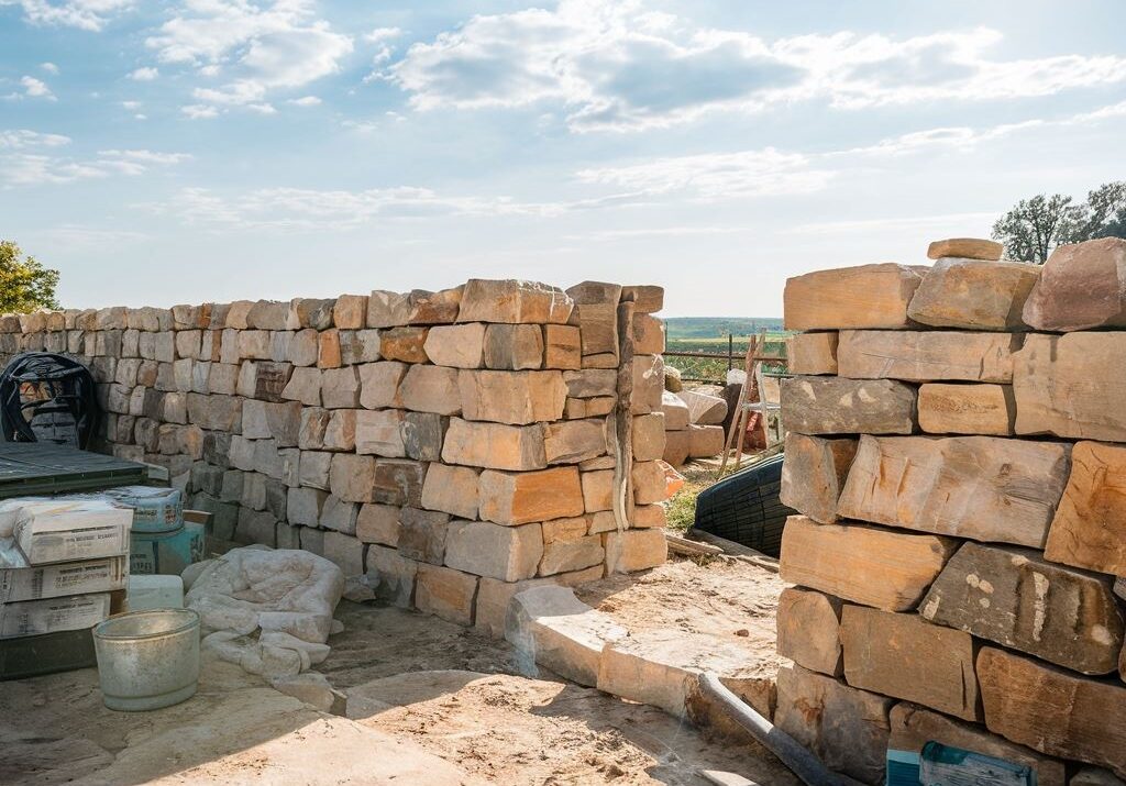 narzędzia murarskie przy kamieniach