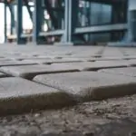 piasek i woda przy kostce brukowej