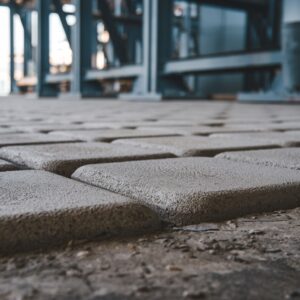 piasek i woda przy kostce brukowej