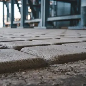 piasek i woda przy kostce brukowej