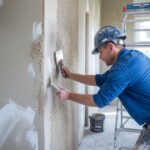 warstwy tynku na ścianie