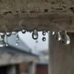 wilgotna powierzchnia betonu