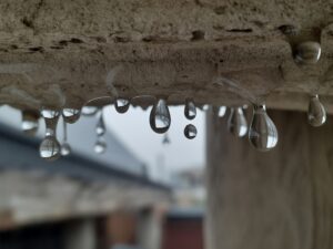 wilgotna powierzchnia betonu