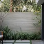 Detale płyty betonowej ogrodzeniowej w minimalistycznym stylu