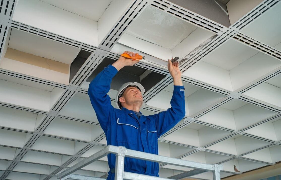 Praca nad renowacją sufitu podwieszanego