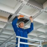 Praca nad renowacją sufitu podwieszanego