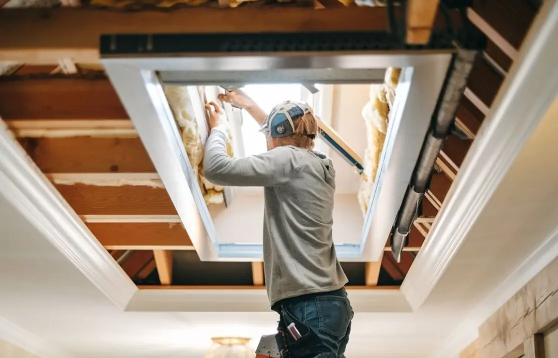 Proces montażu izolacji wokół włazu na strych