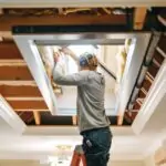 Proces montażu izolacji wokół włazu na strych